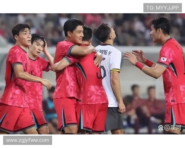 国足与韩国球员赛场冲突引发热议打架视频引发球迷关注与讨论